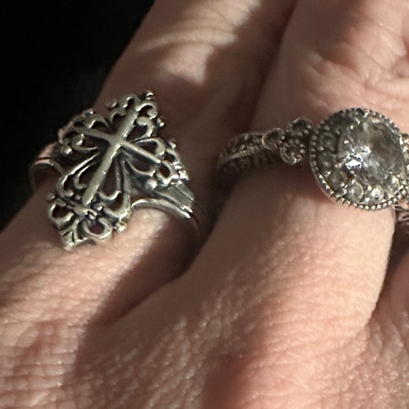 Elegant Silver Cross Ring - Picture 3 of 3